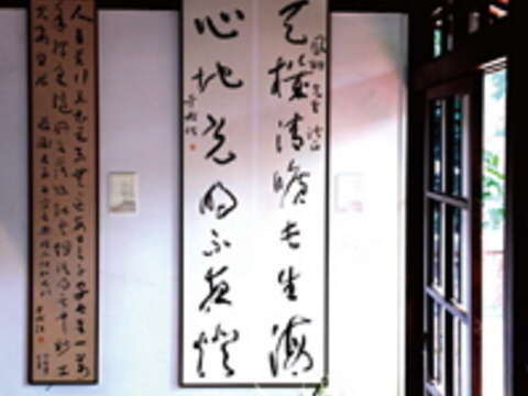 于右任先生擅魏碑與行書、章草結合的行草書,圖為天機心地七言聯。(臺北市政府觀光傳播局提供)