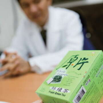 為鼓勵里民參加四癌篩檢，李世明以綠茶包當贈品，篩檢率果然提高了。（楊智仁攝）