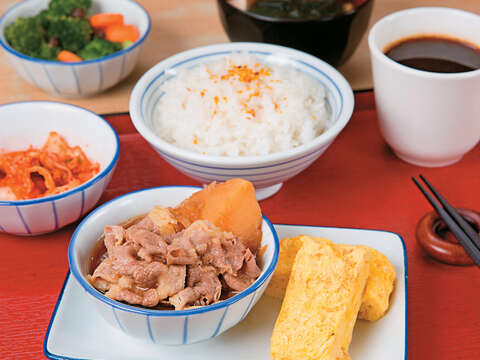 日式家常一汁三菜，提供營養均衡的一餐。（餐點由大安森林食堂提供，攝影／林煒凱）