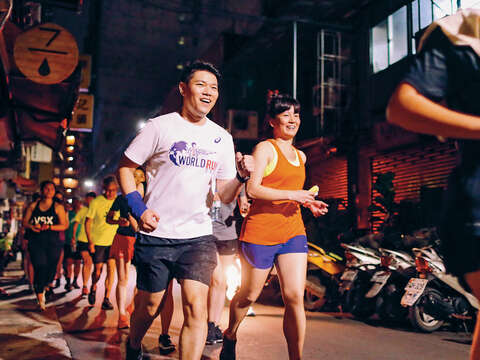 街頭路跑每週四夜晚在台北登場。(圖/胡杰提供)