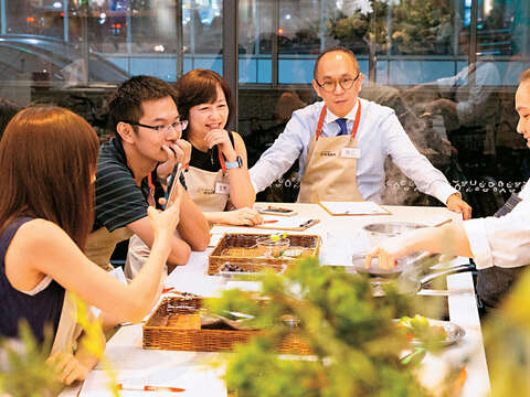 參加廚聚可學習料理,並和廚友共享美食。(攝影/林俊耀)