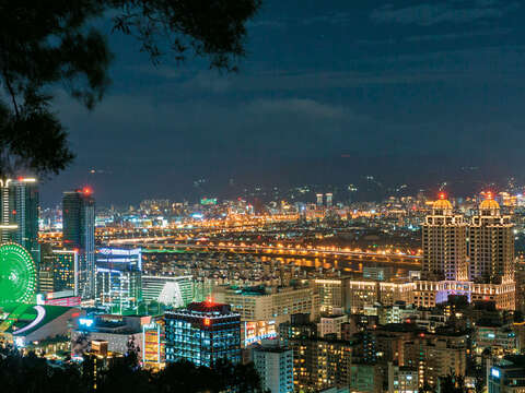 劍南山能看到以美麗華摩天輪為視角的迷人夜景。(攝影/賴智揚)