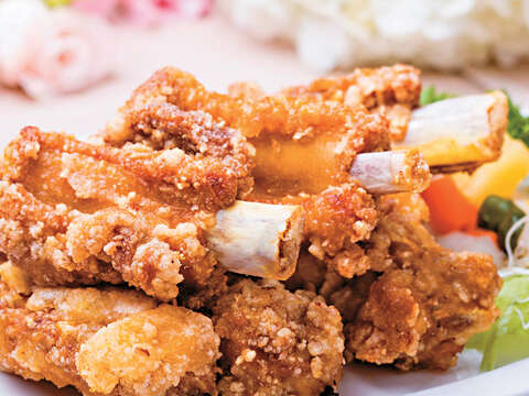 興蓬萊台菜海鮮餐廳的排骨酥是必點的經典菜色。(圖/興蓬萊台菜海鮮餐廳提供)