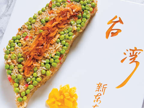 新東南海鮮餐廳的櫻花蝦炒飯擺盤為台灣的形狀，讓觀光客為之驚豔。（圖／新東南海鮮餐廳提供）