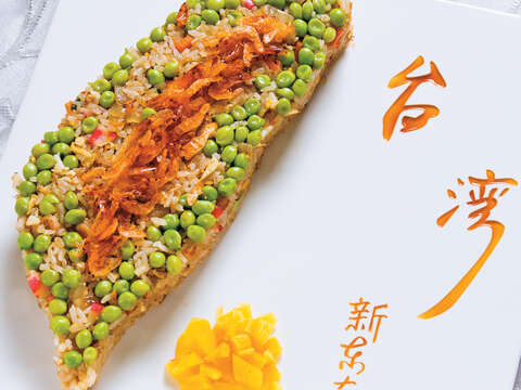 新東南海鮮餐廳的櫻花蝦炒飯擺盤為台灣的形狀,讓觀光客為之驚豔。(圖/新東南海鮮餐廳提供)