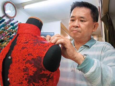 TAIPEI AUTUMN 2018 Vol.13 Yu-Feng Cheongsam’s Chen Zhongxin – Sewing Needle Master of Yarn Graphics