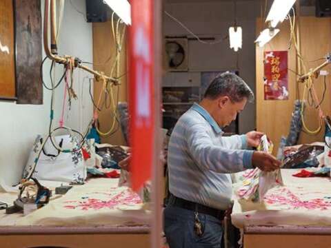 TAIPEI AUTUMN 2018 Vol.13 Yu-Feng Cheongsam’s Chen Zhongxin – Sewing Needle Master of Yarn Graphics