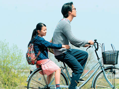 《當他們認真編織時》以跨性別題材,讓學生重新思考「家」的定義。(圖/勝琦國際提供)