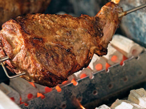 烤羊腿分量十足，可盡享大口豪邁吃肉、自己片肉的樂趣。（攝影／鄒保祥）