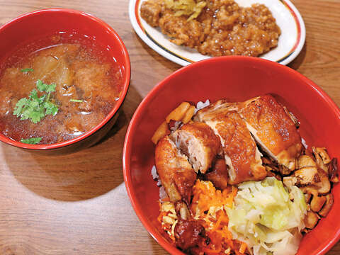 阿瑋紅燒排骨的椒鹽雞腿飯,肉片扎實,香酥有嚼勁。(攝影/陳毅偉)