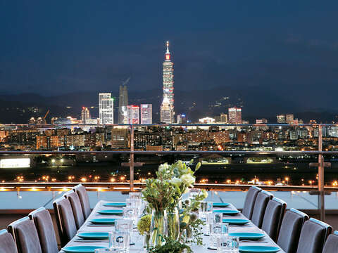 萬豪酒店的戶外用餐區極富品味與情調，可俯瞰台北夜景。（圖／台北萬豪酒店提供）