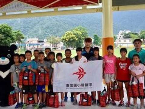 熊讚帶來伴手禮，笳芷袋有限定版的熊讚乖乖和義美貼心準備的營養食品。