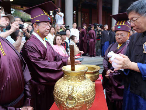 La Ceremonia del Maestro Confucio