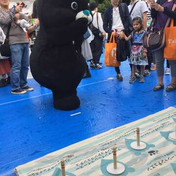 參觀者體驗套圈圈遊戲，氣氛熱絡