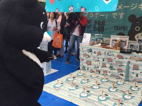 東京旅展有獎徵答送好康 小籠包軟軟宣傳臺北味 熊讚上野登場 套圈圈、戳戳樂與日本民眾互動同樂