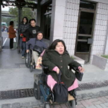 電動輪椅是身心障礙者賴以行動的工具。（圖／臺北市政府提供）