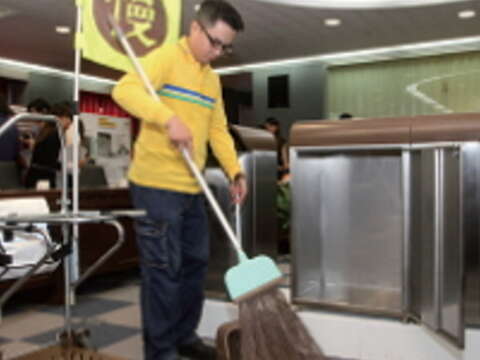 「臺北市清潔人員裝備提升計畫」結合設計師與使用者的意見，清潔人員的裝備不只外型更有特色，使用起來也更方便輕鬆。（圖／臺北市政府文化局提供）