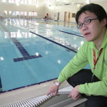 士林運動中心的游泳池排水孔加裝分隔板，用水過濾循環後可再回收使用。（攝影／王能佑）