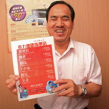 得力健康按摩站老闆陳東華，曾熱情地指引日本顧客前往夜市。（攝影／王能佑）