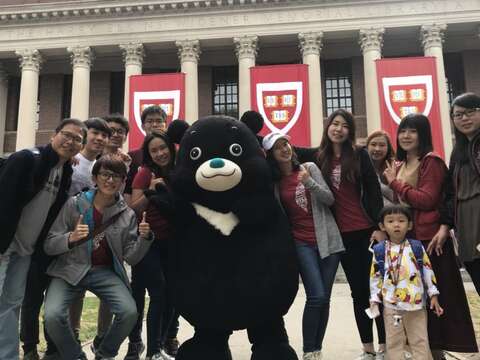 哈佛大學台灣留學生當起地陪帶著熊讚逛校園