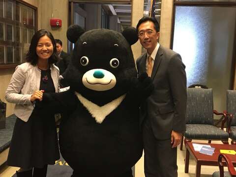 熊讚、駐波士頓台北經文化辦事處處長徐佑典及臺裔波士頓市議員（前議長）Michelle Wu合影