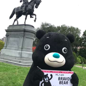 熊讚於公共花園與華盛頓雕像合影