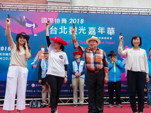 臺北市觀光傳播局陳思局長(左二)上台預祝千人尬舞排舞活動成功！