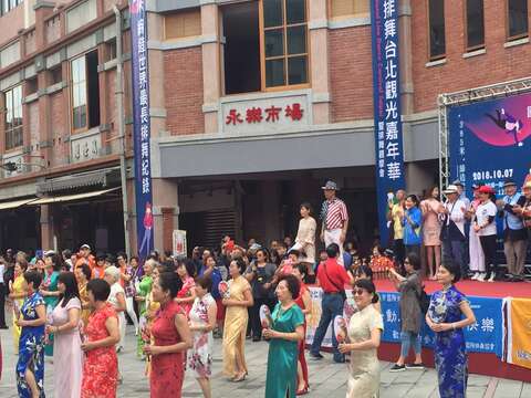 國色天香旗袍隊優雅出場，婀娜多姿的舞步，替大稻埕老街再現1920舊城風華。