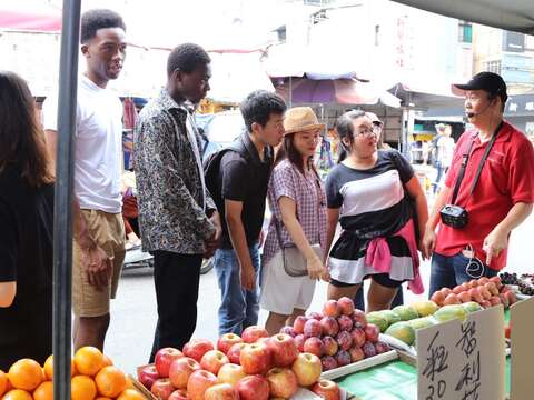 外籍旅客遊逛充滿朝氣的士林早市