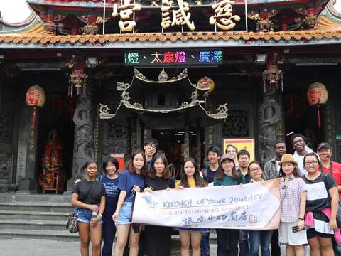 外籍旅客於慈諴宮前合影