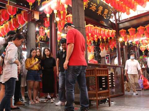 外籍旅客好奇體驗擲筊