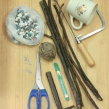 DIY 聖誕樹 1.準備的材料有樹枝、麻繩、小石頭、馬克杯、小釘子,工具有剪刀、槌子、線鋸、奇異筆。(圖/葛晶瑩提供)