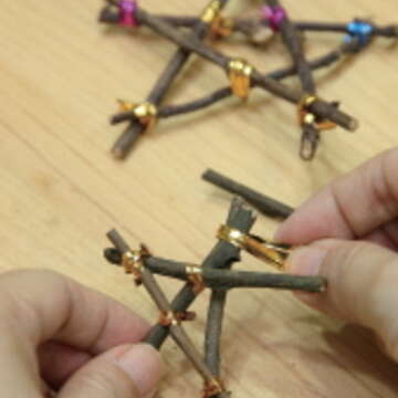 DIY 星星吊飾 2.用花剪把樹枝剪成五段相同的長度,然後組合成五角星形,把每根樹枝接觸點用束口鐵絲綁好即可。(圖/葛晶瑩提供)