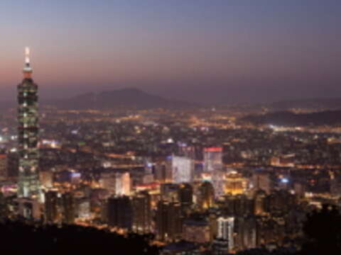 登上象山,臺北璀璨夜景盡入眼簾,不妨就在這冬日小綠山上,飽覽臺北無敵的夜色。(攝影/楊智仁)