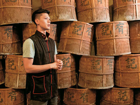 王聖鈞接手經營有記名茶，轉型導覽焙茶製程，吸引更多民眾參與。（攝影／林煒凱）