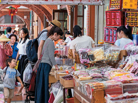 百年來，迪化街一直是北台灣採買南北貨的首選地點。