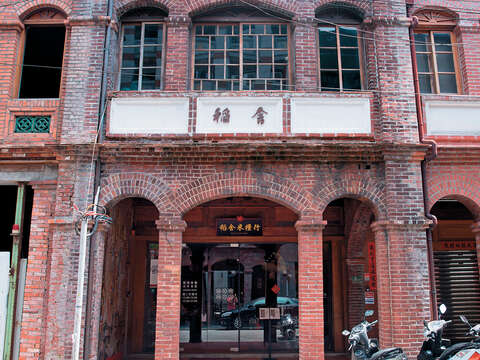 歷經近百年的更迭，傳統米糧行的精神藉由產業轉型延續下去。