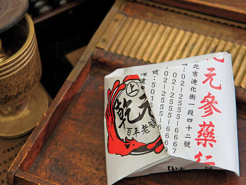 「虎頭包」是迪化街上許多老藥鋪會採用的傳統分裝方式。(攝影/林煒凱)