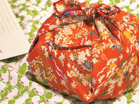 禮盒「秋香滋味」包裹上日式花布，別出心裁。（圖／大稻埕創意街區發展協會提供）