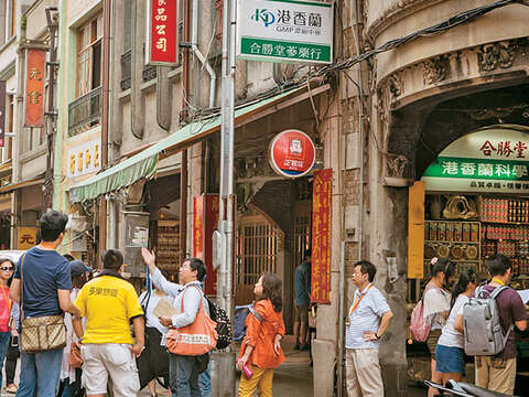 邱翊創辦台北城市散步，帶領民眾深度遊覽大稻埕。（圖／稻相報提供）​​​​​​​