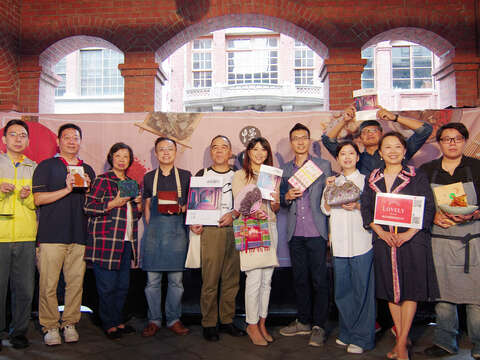 10月號《台北畫刊》規劃「大埕小事」專刊，細數大稻埕當地歷史與新舊產業發展，發表會選在迪化街十連棟，並邀店家代表共襄盛舉。