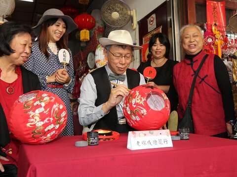 台北市長柯文哲至百年燈籠老店「老綿成」體驗手繪燈籠。.JPG