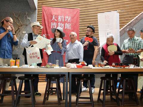 臺北市觀光傳播局特別推出以同心圓概念設計的《散步大稻埕》中、英文版地圖.JPG