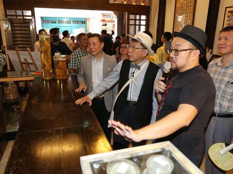 觀傳局結合《雙城故事》，於拍攝地大稻埕「合勝堂」重現劇中中藥行主場景。.JPG