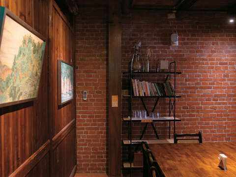 URS329稻舍不定期邀請藝術家策展,活用老屋空間。(攝影/林煒凱)