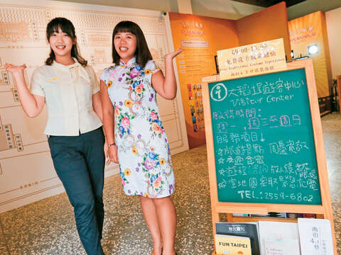 URS44大稻埕遊客中心提供租借旗袍,讓遊客玩變裝。(攝影/林俊耀)