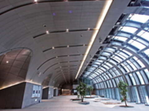 大安森林公園站的玻璃帷幕能讓陽光灑進大廳，不但節能減碳，還可讓乘客感受豐富的層次變化。（攝影／王能佑）
