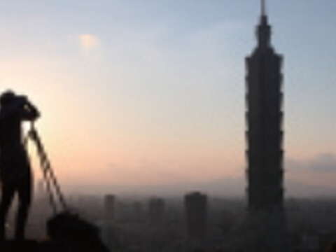 象山山頂是欣賞信義區夜景的最佳地點。(攝影/王能佑)