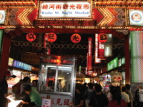 松山─道後溫泉祈福機械鐘與饒河街觀光夜市對街相望,觀賞完祈福鐘表演就能到夜市大飽口福。(攝影/王能佑)
