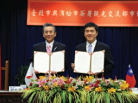 日本靜岡縣濱松市市長鈴木康友（左）與臺北市市長郝龍斌（右）代表兩市簽署觀光交流協議書。（攝影／劉佳雯）